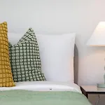 Deluxe 3B2B Apt With Waterfront And Convenient Facilities