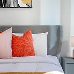 Deluxe 3B2B Apt With Waterfront And Convenient Facilities