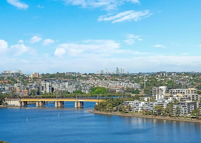 Deluxe 3B2B Apt With Waterfront And Convenient Facilities