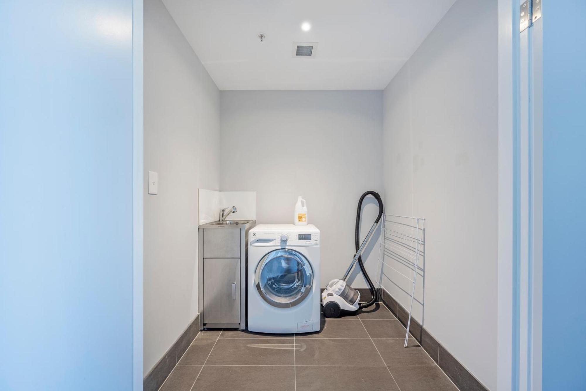 Deluxe 3b2b With Waterfront And Convenient Facilities Sydney