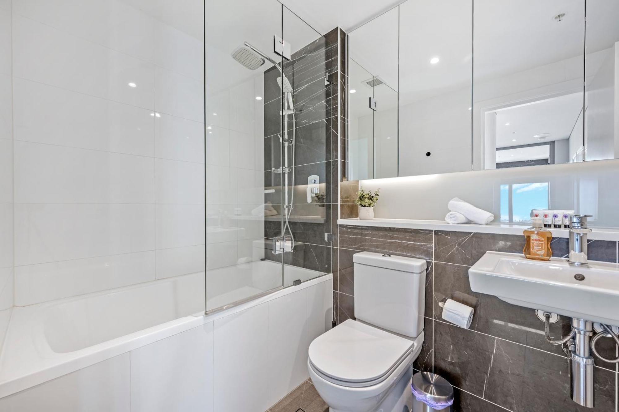Apartment Deluxe 3b2b With Waterfront And Convenient Facilities
